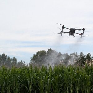 drone in campo agricolo